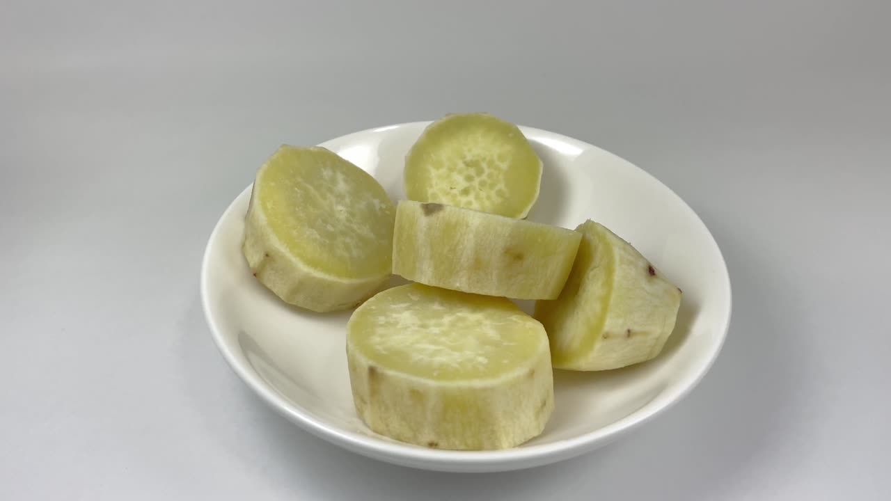 둥근 조각으로 잘라진 달한 감자