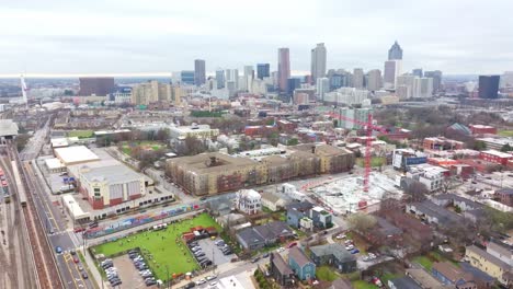 Antena-Del-Barrio-Suburbio-De-Atlanta-Con-El-Horizonte-Del-Centro-De-Atlanta-Y-Edificios-Rascacielos-En-El-Fondo,-Georgia,-Estados-Unidos