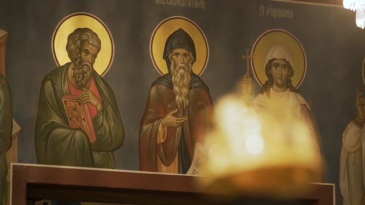 Icone mozzafiato sulla parete di una chiesa ortodossa.