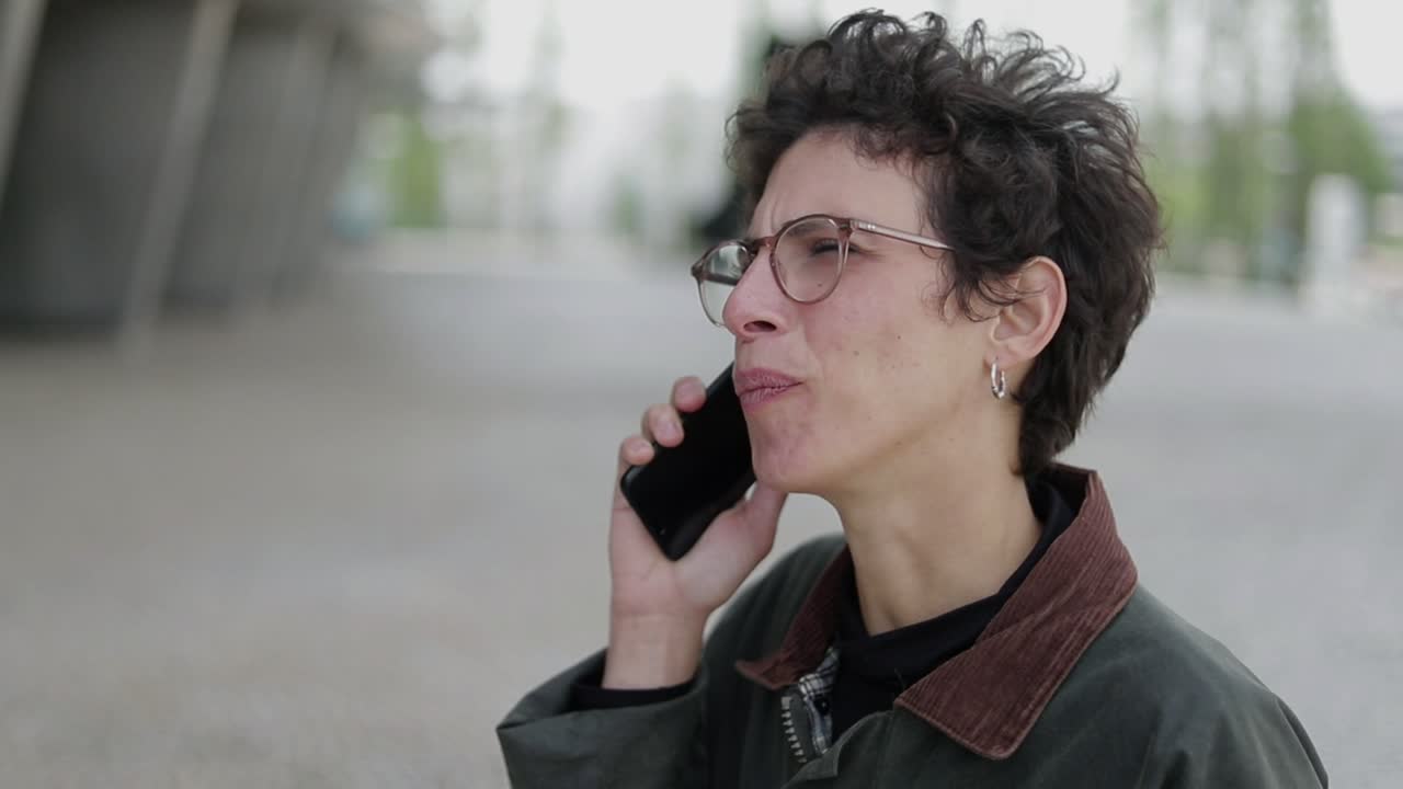 mujer feliz hablando por teléfono móvil al aire libre
