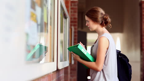 Hübsche-Studentin-überprüft-Die-Pinnwand