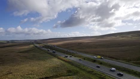 imágenes de transporte aéreo de la autopista m62 en su cumbre, la autopista más alta de inglaterra