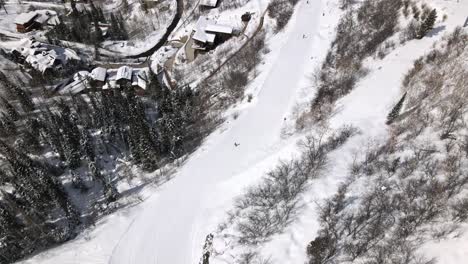 Excelente-Vista-Aérea-De-Gente-Esquiando-En-Steamboat-Springs,-Colorado