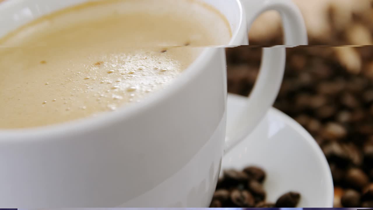 구운 콩 이 들어 있는 커피 컵