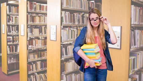 animación del texto de la semana del libro sobre una estudiante caucásica que sostiene libros en la biblioteca