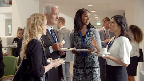 networking dei delegati durante la pausa caffè alla conferenza