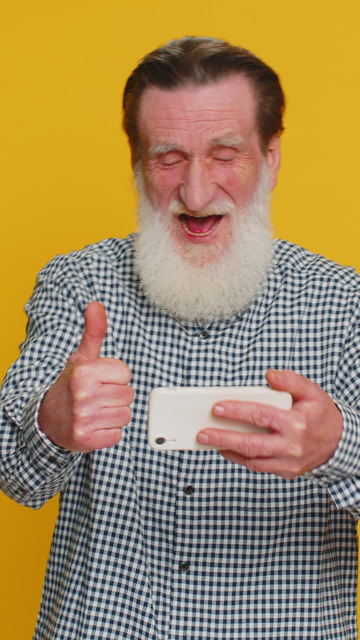 Vecchio anziano che usa lo smartphone che celebra il successo della vittoria gioca alla lotteria gioco di applicazione del casinò