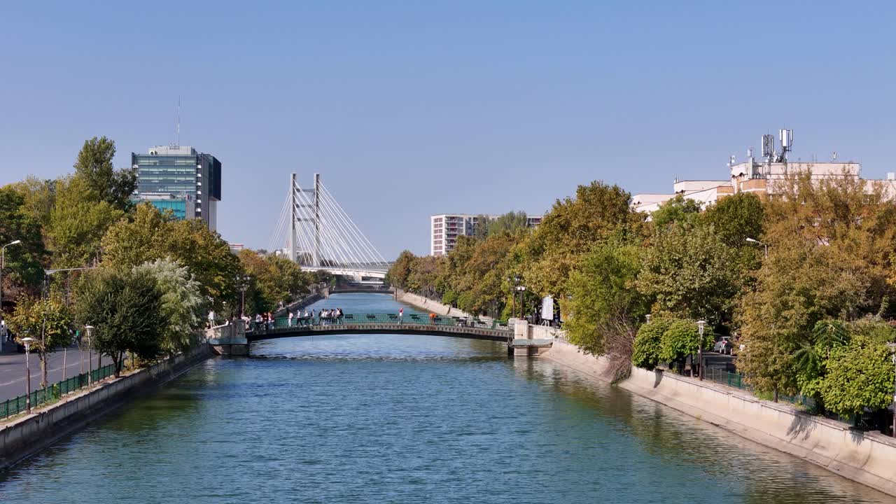 루마니아 부쿠레슈티 의 레지 구 에 있는  ⁇ 보비타 강 과 뒤 에 있는 큐 ⁇  다리 의 항공 사진