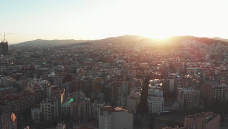 Vista-Aérea-De-Barcelona-Al-Atardecer