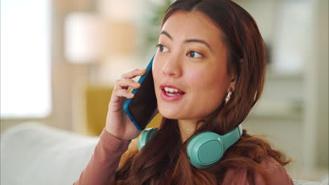 computadora portátil, llamada telefónica y mujer trabajando a distancia