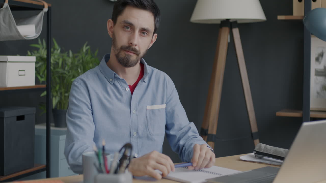 человек, работающий за столом.