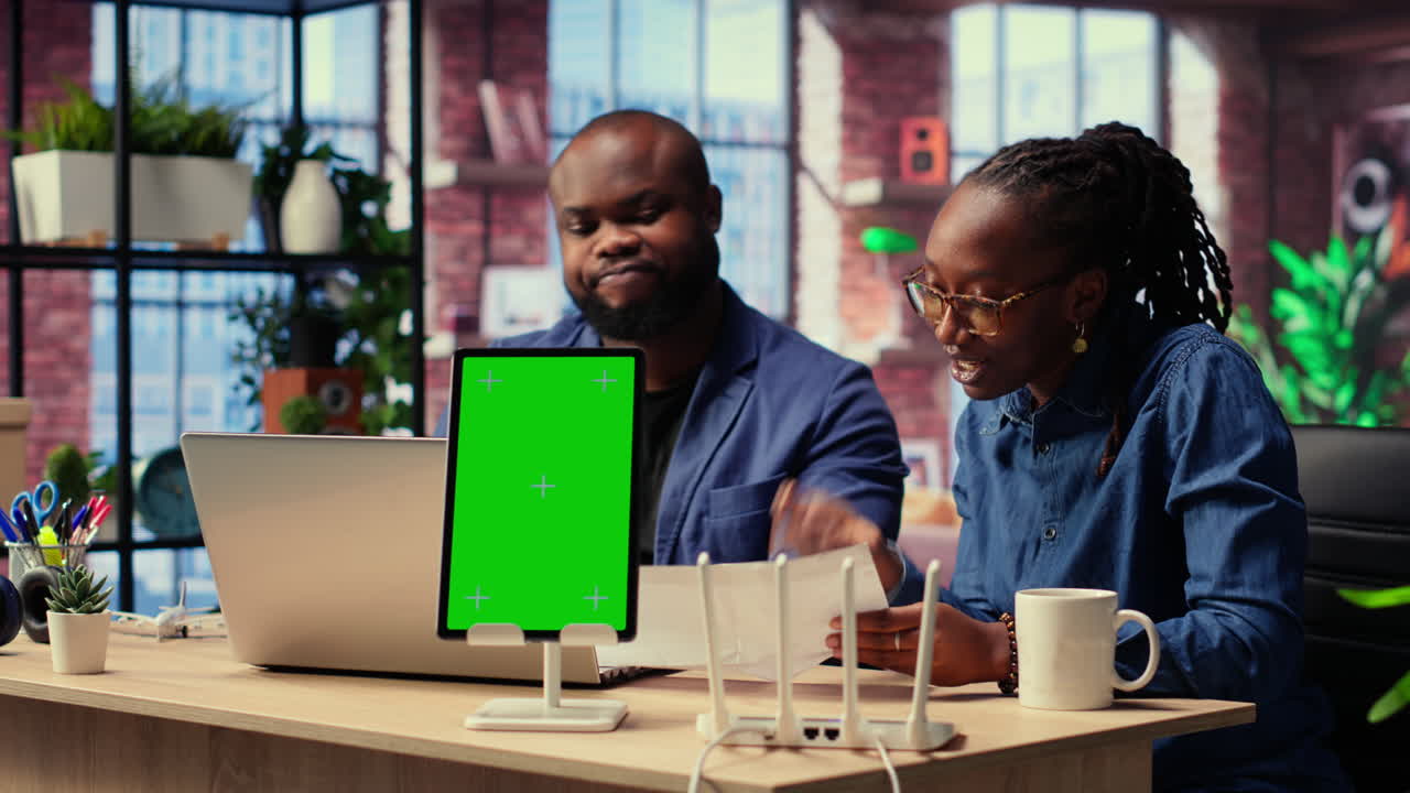 una pareja afroamericana peleando mientras arreglan la configuración de wi-fi junto al espacio de copia