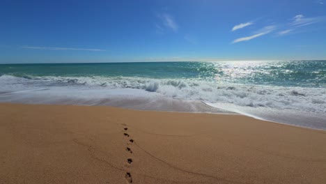 Spaziergang-Am-Strand,-Fußspuren-Im-Sand-Des-Mittelmeers,-Türkisblaue-Costa-Brava