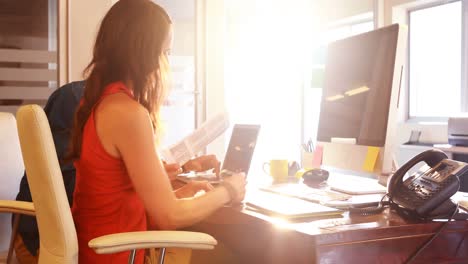 diseñadores gráficos masculinos y femeninos que utilizan tabletas gráficas