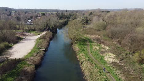 Drone-Vuela-Bajo-Sobre-El-Río-Great-Stour