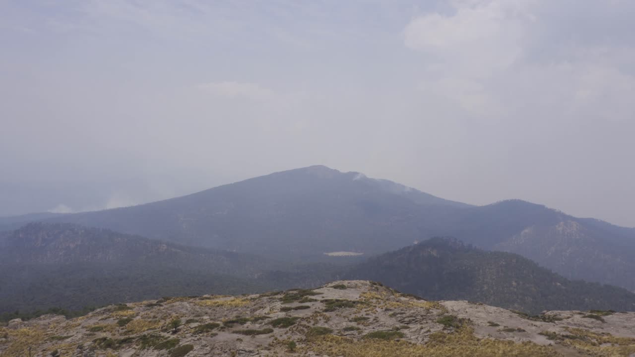 숲속의 멕시코 화재로 우울한 날 틀라록 산 꼭대기에 앉아 있는 히스패닉 등산객들의 클로즈업 샷