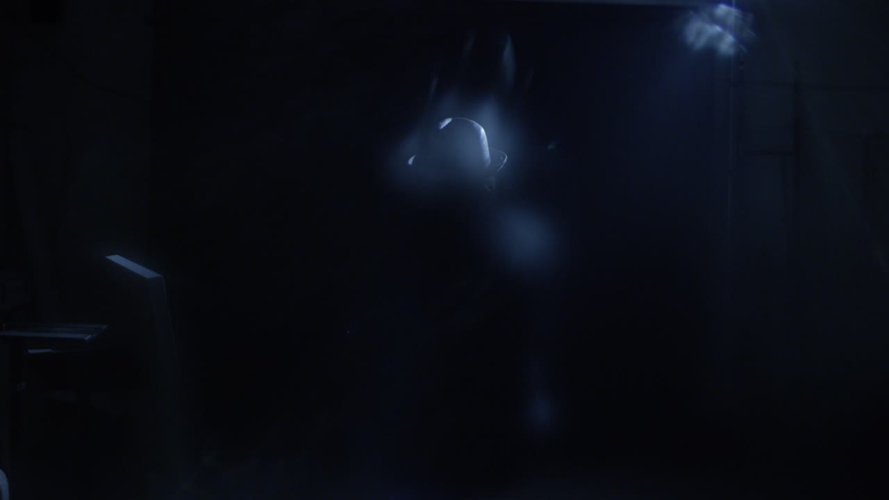 figura misteriosa en una habitación oscura