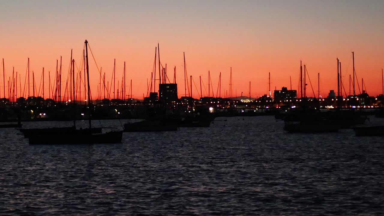 활기찬 일몰을 배경으로 보트의 실루이