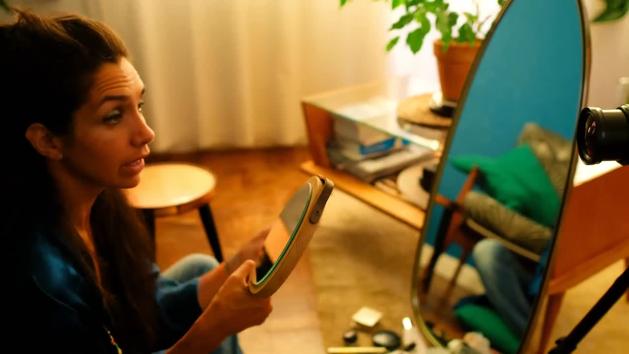 여성 비디오 블로거가 거울 4k 앞에서 eyeshdow를 적용합니다.