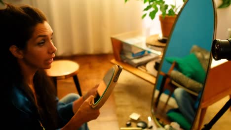 blogger de video aplicando eyeshdow frente al espejo 4k