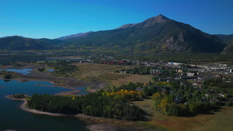 Principios-De-Otoño-Colores-álamo-Temblón-Centro-De-La-Ciudad-Frisco-Calle-Principal-Lago-Islas-Dillon-Colorado-Aéreo-Cinematográfico-Drone-Mañana-Vista-Frisco-Breckenridge-Silverthorne-Alcance-De-Diez-Millas-Panorámica-Hacia-Arriba-Revelar-Movimiento-Hacia-Adelante