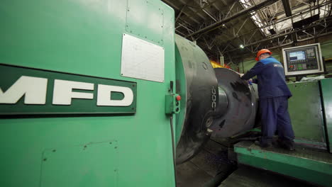 maquinista industrial trabajando en un torno