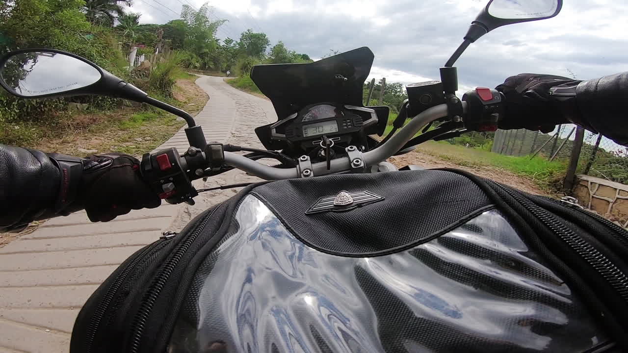 도로를 따라 오토바이를 운전하는 바이커