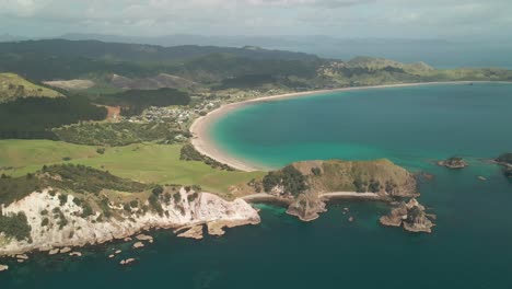 volando a través de las montañas de nueva zelanda sobre impresionantes bahías en lo alto de un acantilado