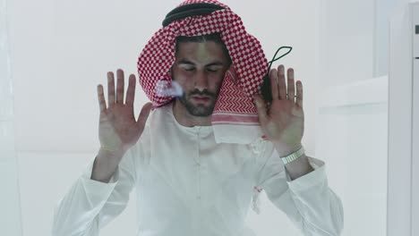 hombre musulmán con ropa tradicional orando en el piso de vidrio antes de la cena de iftar
