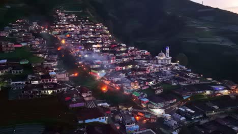 vista aérea de la colorida casa de la aldea en la ladera de la montaña en un clima ligeramente brumoso