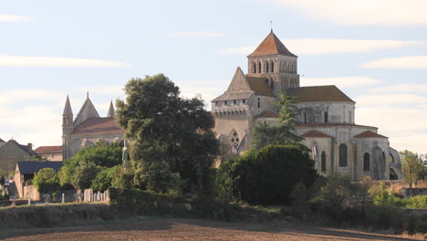 la impresionante abadía de saint-join de marnes en deux-sèvres, francia