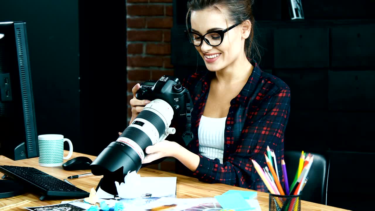 una chica hermosa trabajando con una computadora.