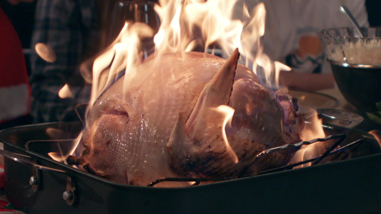 불타는 칠면조는 놀라운 추수 감사절 저녁 식사를 만듭니다.