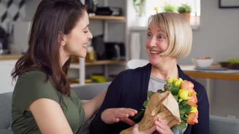 Video-Eines-Geschenks-Einer-Tochter-Für-Ihre-Mutter