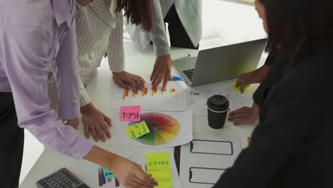gente de negocios discute con competencia el proyecto de trabajo en la mesa de reuniones