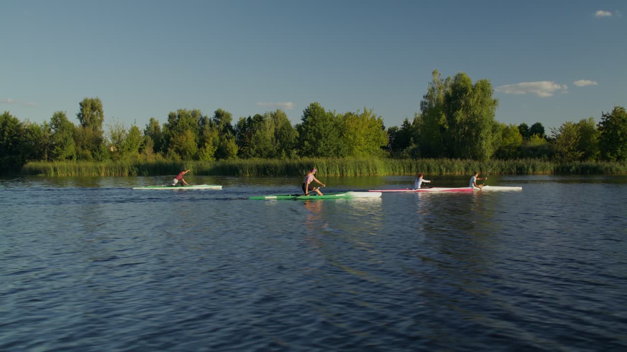 Kayak su un lago