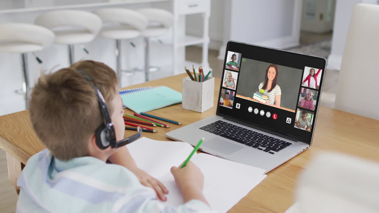 escolar que usa una computadora portátil para una lección en línea en casa, con un maestro y una clase diversos en la pantalla