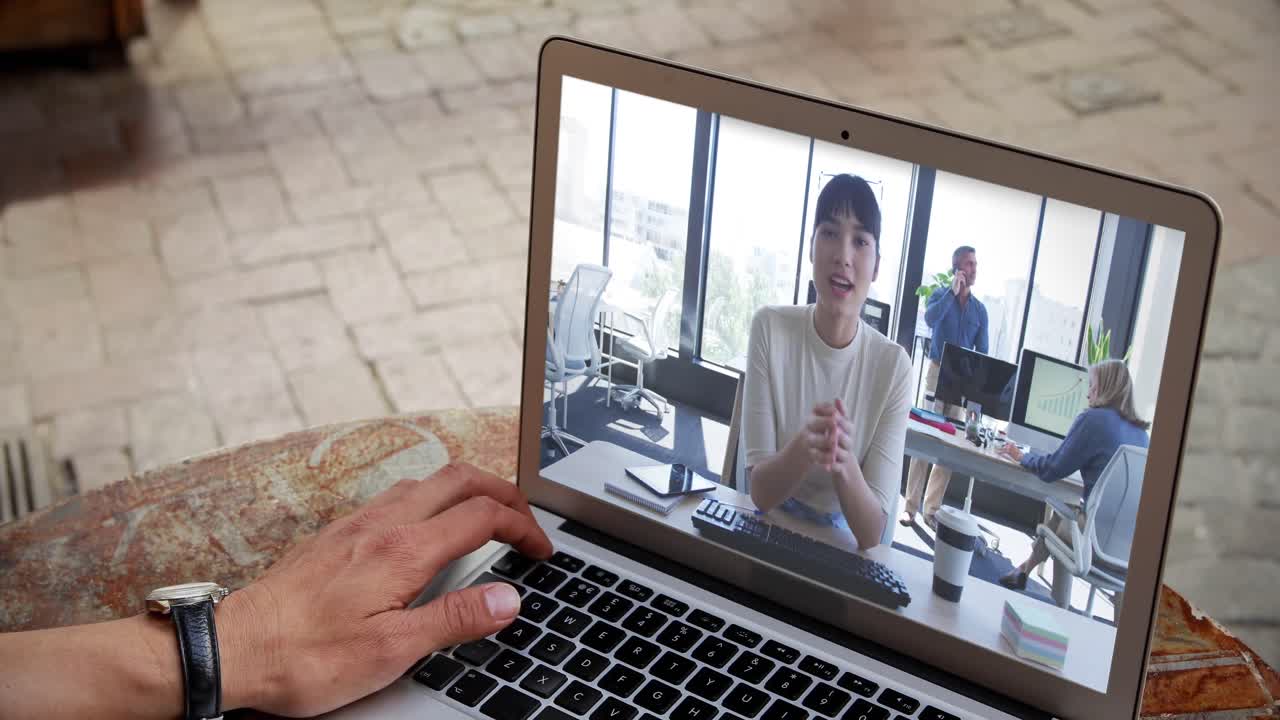 男性が女性とビデオ会議をしている