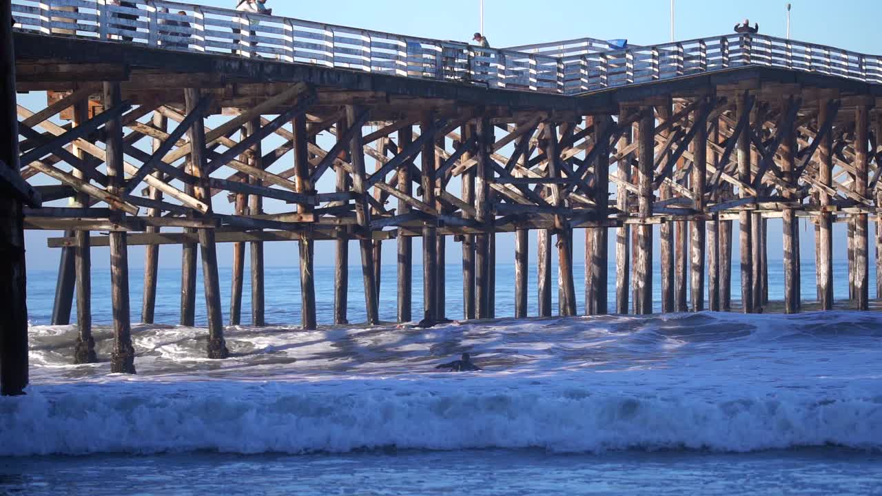 캘리포니아주 샌디에고의 태평양에서 서핑하기