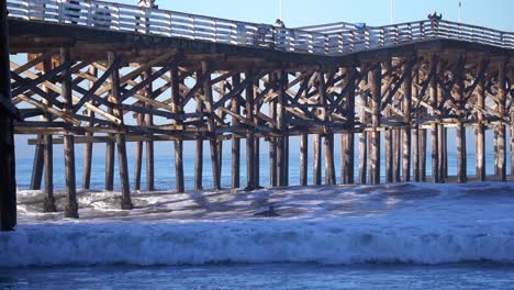 Surfeando-En-El-Océano-Pacífico-En-San-Diego,-California