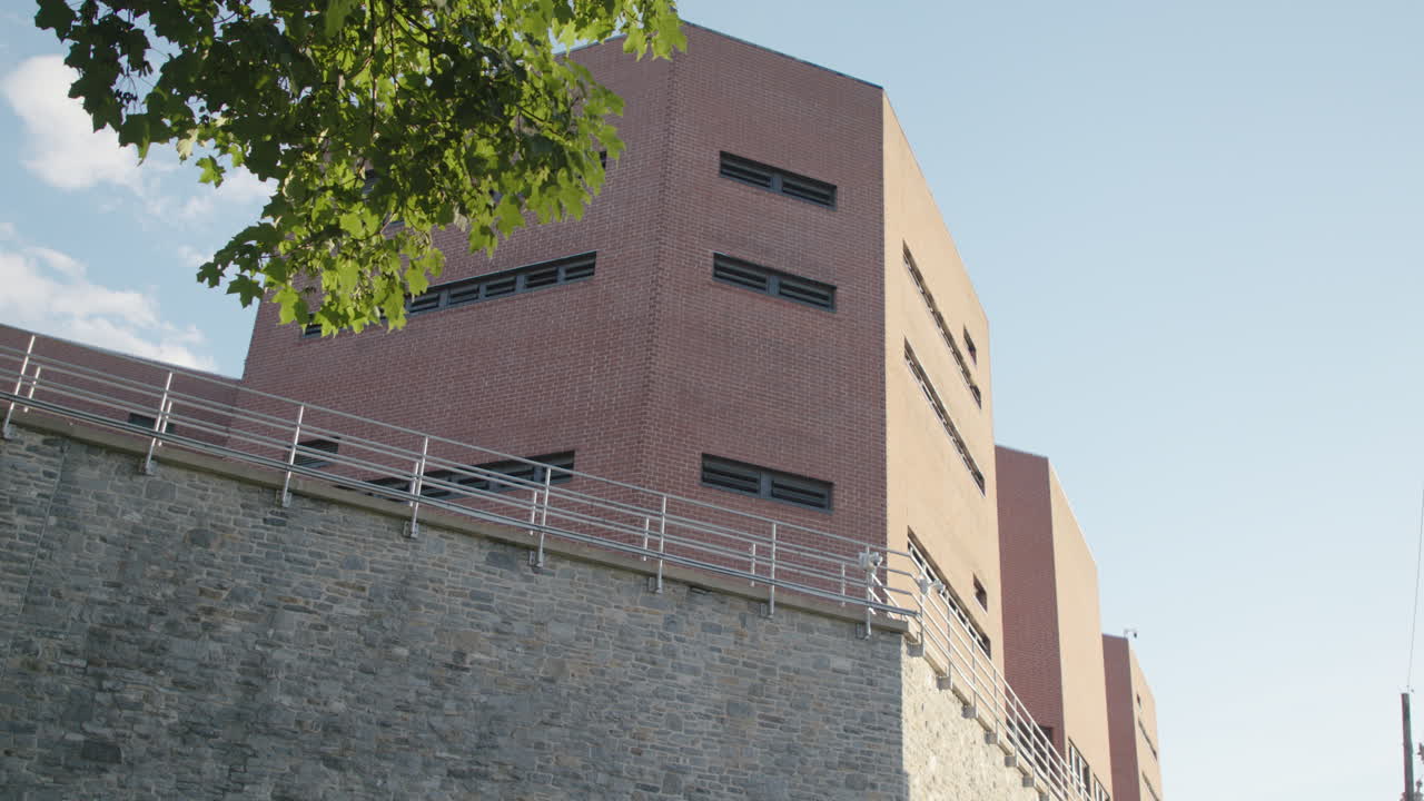 exterior de la cárcel del condado al atardecer