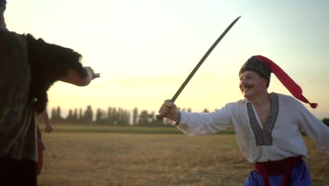 batalla de los cosacos ucranianos con los turcos en el campo al atardecer 08