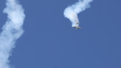 aviones que ejecutan bucles y senderos en el cielo