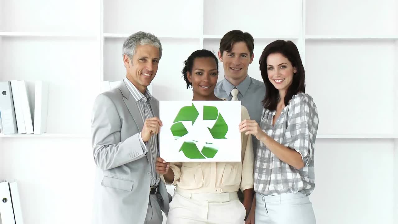 equipo empresarial seguro de sí mismo que muestra el concepto de reciclaje