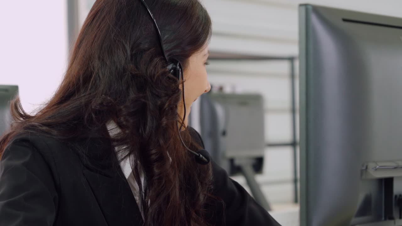 Forretningsfolk med headset som jobber på kontor
