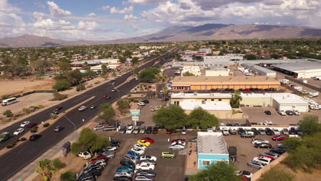 Vuelo-De-Drones-Sobre-Concesionarios-De-Automóviles-Y-Negocios-En-El-Este-De-Tucson,-Arizona