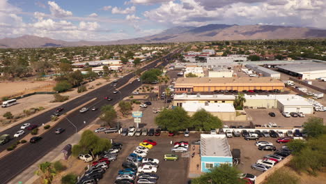 vuelo de drones sobre concesionarios de automóviles y negocios en el este de tucson, arizona