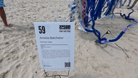 instalación artística de amelia batchelor en la playa