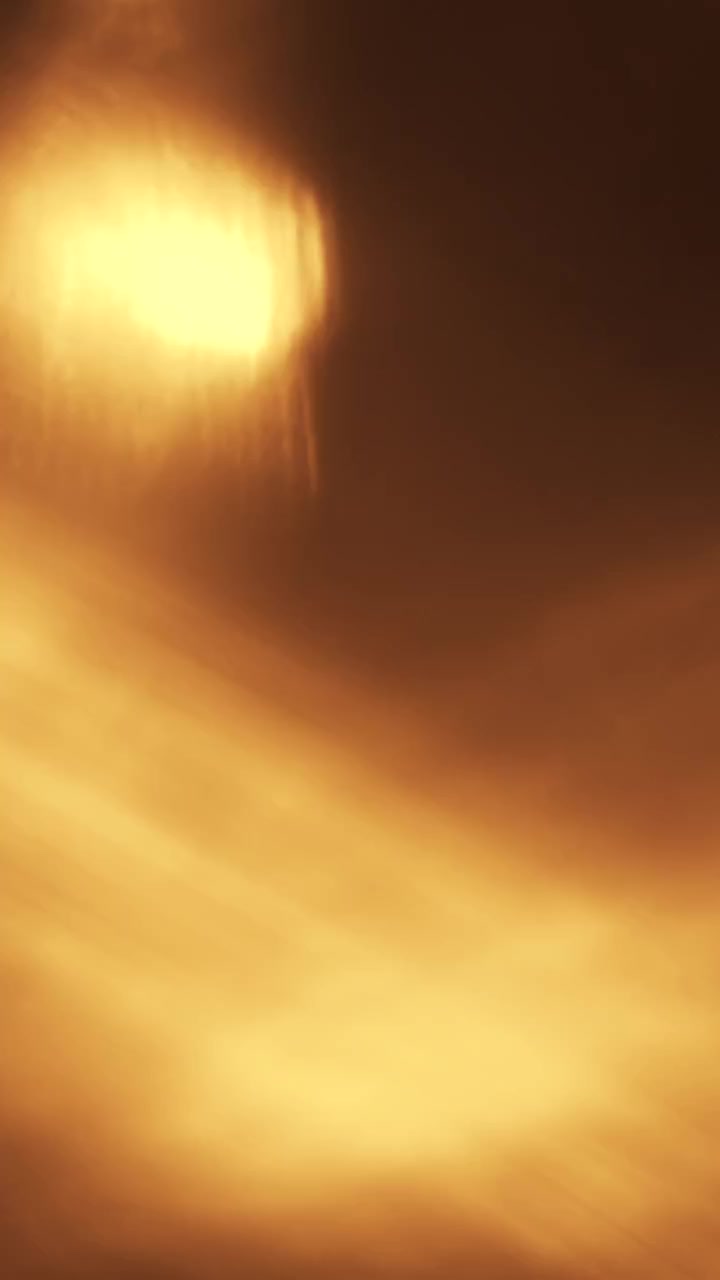 Vazamentos de Luz Dourados Abstratos e Reflexos de Lente em Fundo Escuro
