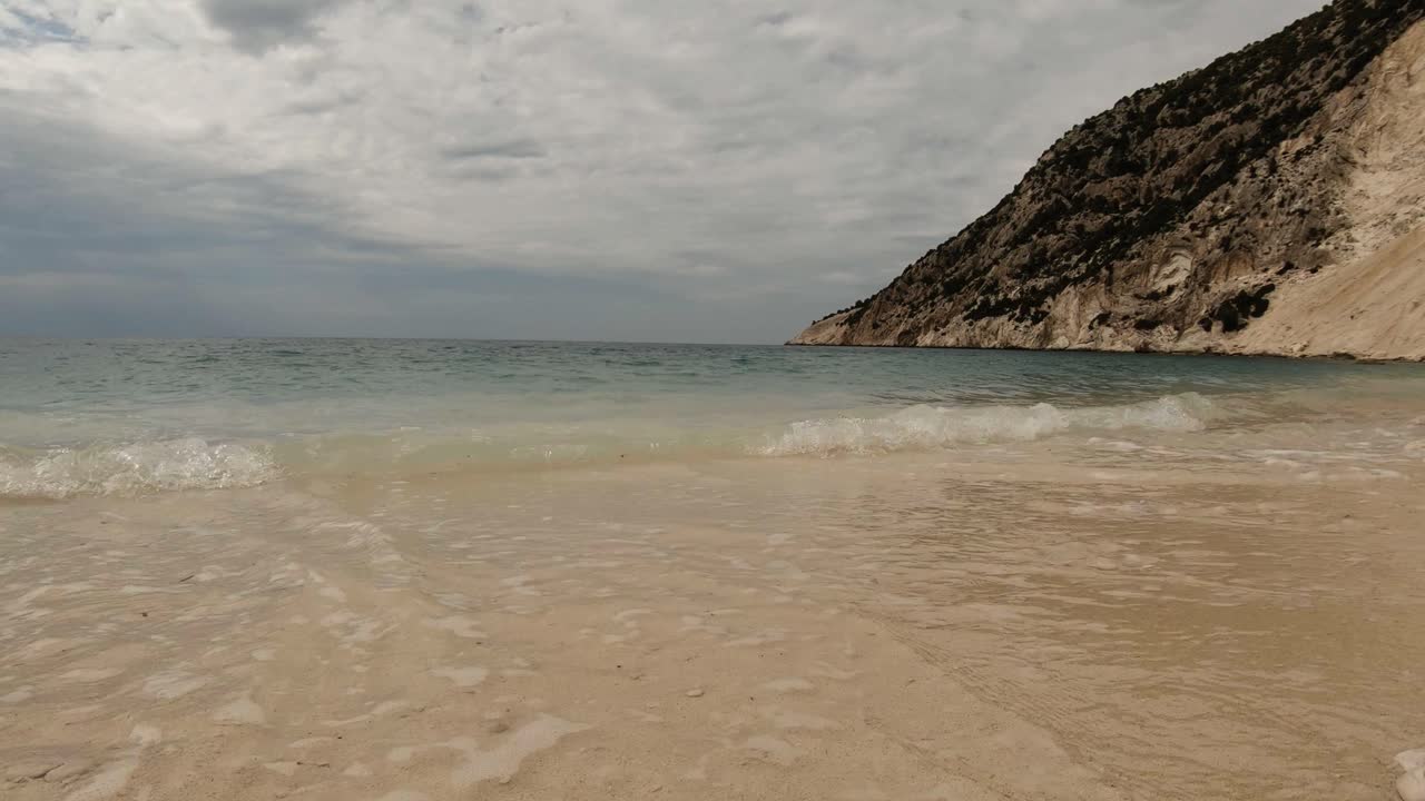 카메라를 향해 오는 바다 물결